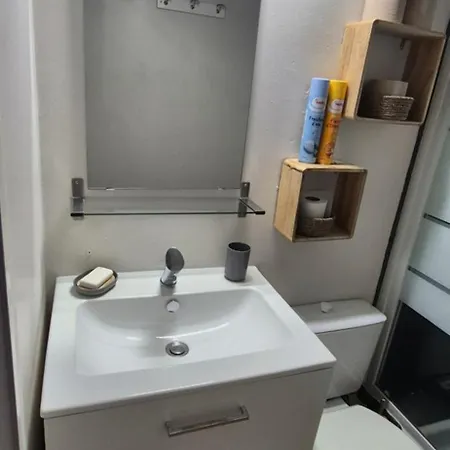 Apartment Le Pharo, Centre Port, 800m De La Plage, Clim Mobile