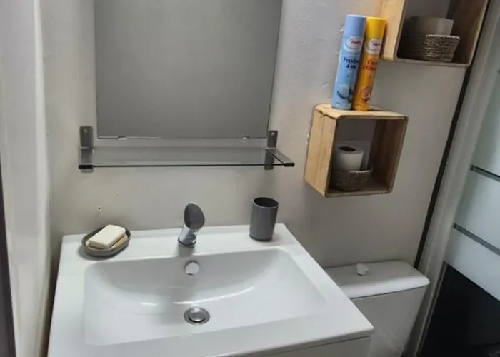 Apartment Le Pharo, Centre Port, 800m De La Plage, Clim Mobile